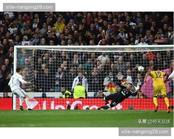 点球争议:尤文图斯对阵拉齐奥比赛中,主裁判经VAR回看取消点球判罚