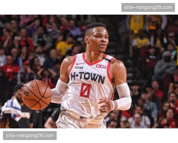 终场哨响，山东队外援克里斯低头离场，主场球迷沉默目送